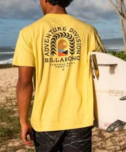 New 🔥 Billabong Light Dijon 'Adventure Division' Organic Cotton Crewneck Tee - Men 🌟